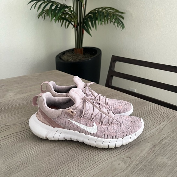 FINAL SALE-Nike- Free Run 5.0 in color violet/champagne/white size 6.5 - Picture 3 of 11